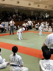 野中悠利(左)デビュー戦