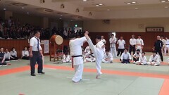 橋本選手(右・熊本)の上段回し蹴り